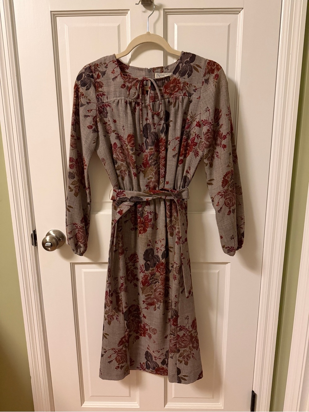 Unique vintage long sleeve midi floral dress perfect for fall